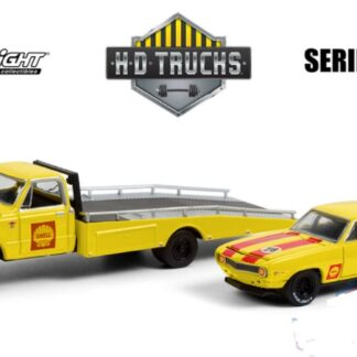 Chevrolet 1967 C-30 Ramp Truck & 1969 Chevrolet Camaro - Escala 1/64